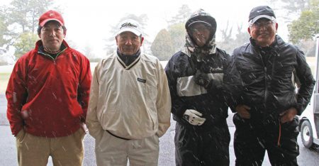 グランド男性四人雪